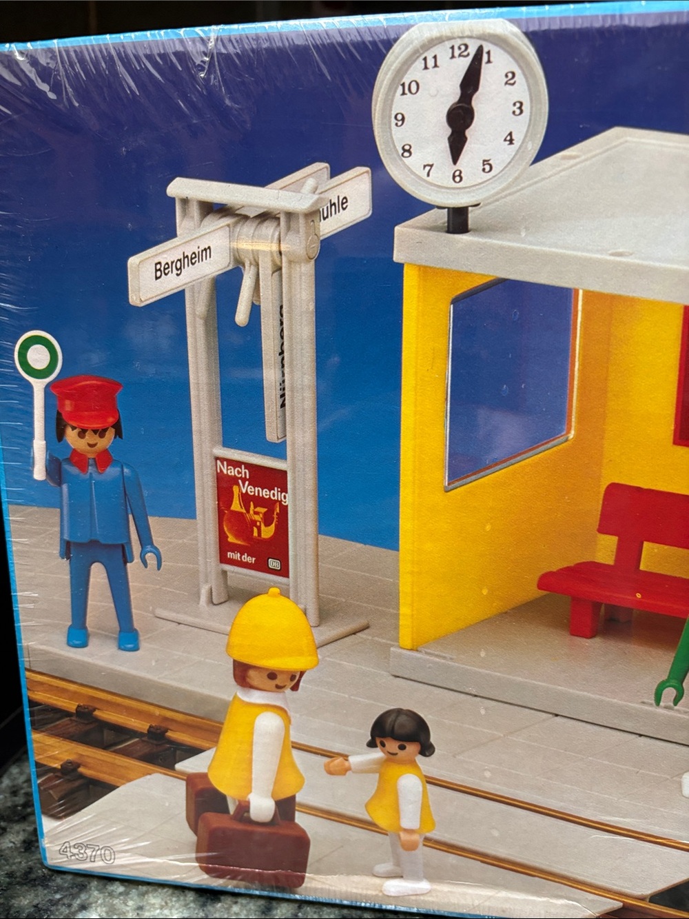 NEW Playmobil set 4370 from 80s /NeustadtTrain Station Playset - Yellow & Blue - Picture 5 of 5